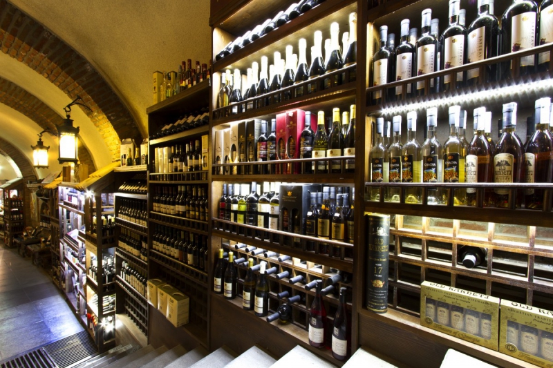 bar-BAIROLS-min_world_street_travel_shop_canon_georgia_wine_bottles-429767